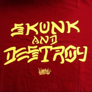 Camiseta Chronic Skunk and Destroy 420 Ganja Skate Bordô